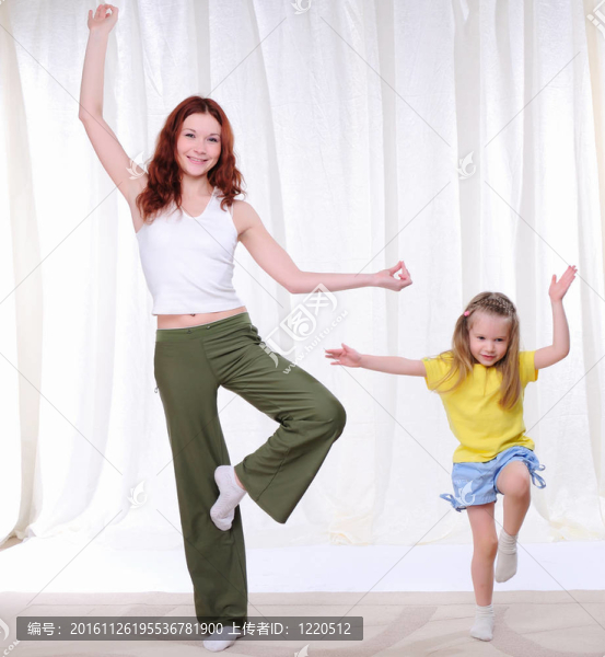 年輕的母親和她的女兒