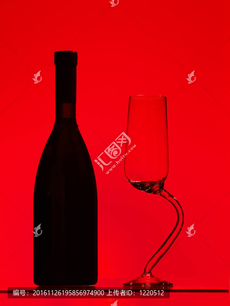 一瓶紅酒和酒杯