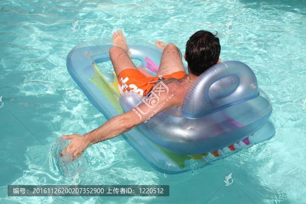 在游泳池里放松