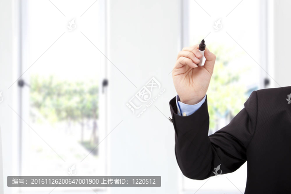 商人用鋼筆收起來(lái)準(zhǔn)備在辦公室寫(xiě)字