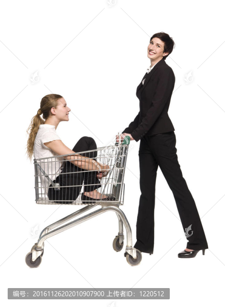 女人和她的朋友在購物車