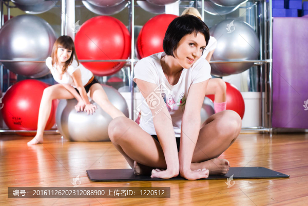 女孩在健身中心