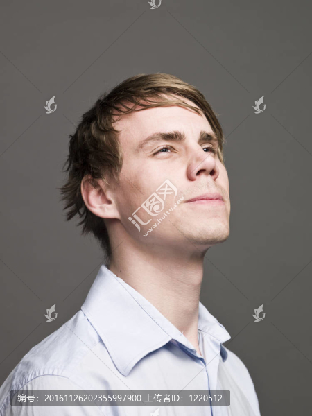 一個(gè)嚴(yán)肅的男人向上看的畫(huà)像