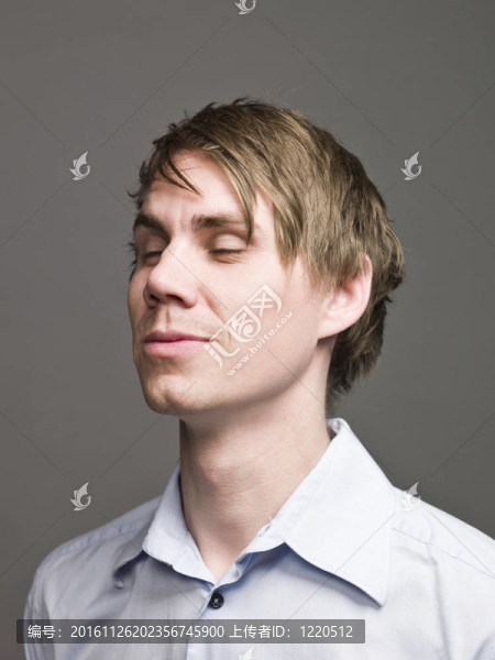 一個(gè)閉著眼睛的男人的肖像