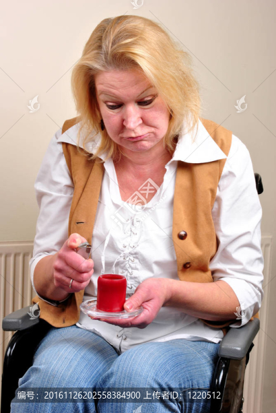 坐在輪椅上的女人點(diǎn)燃一支紅燭