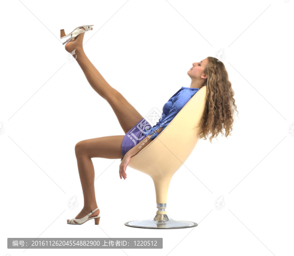 坐在凳子上的女孩