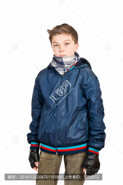 白色背景下一個微笑男孩的肖像