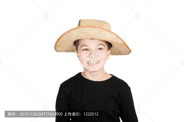 白色背景下一個(gè)微笑男孩的肖像