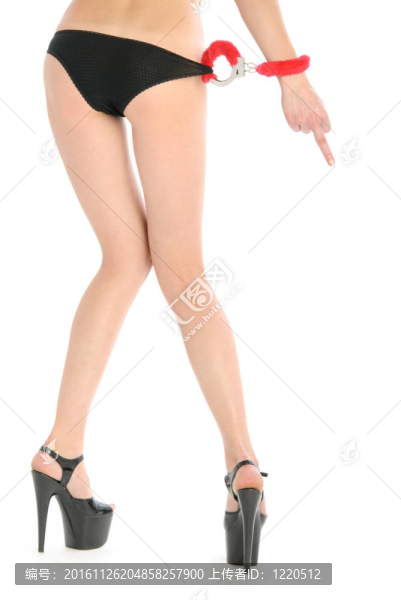 在內(nèi)褲和手銬的女人