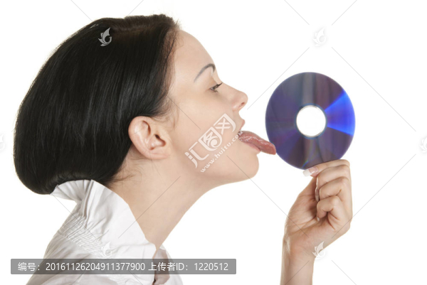 年輕的女人舔光盤