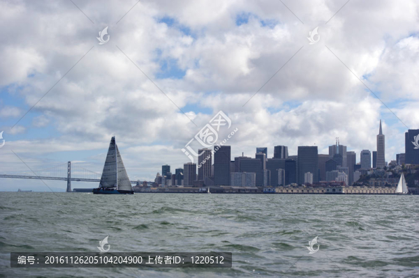 在美麗的三藩cityfront,Cloudscape帆船
