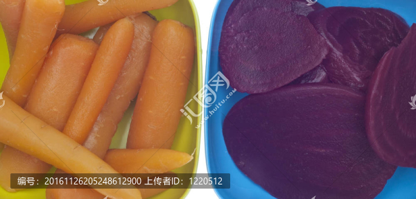 靠近罐頭甜菜和胡蘿卜的碗