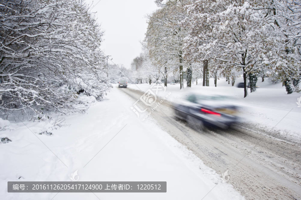 道路上的深冬季積雪與模糊移動汽車