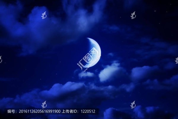 夜晚美麗的藍天與積云；月亮和星星