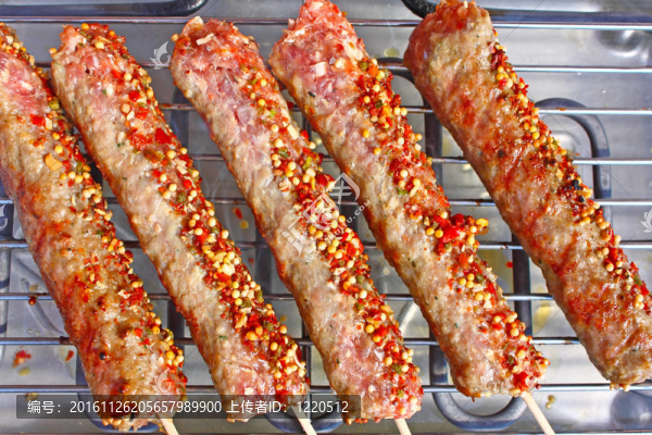 烤肉架上的肉