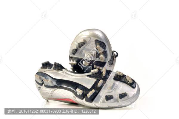 使用足球；足球鞋