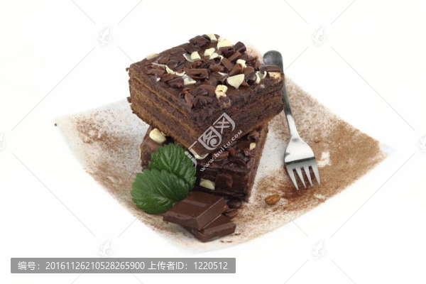 盤子上的巧克力蛋糕