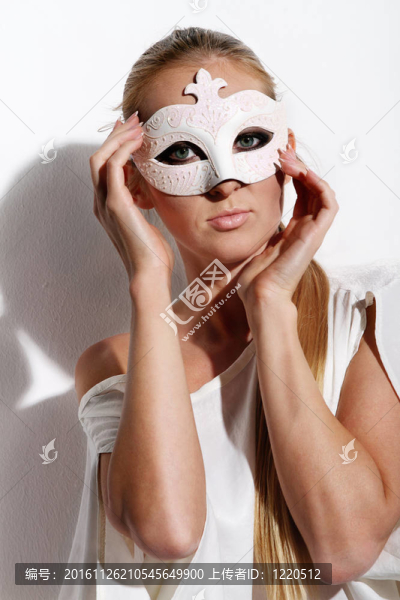 美麗的年輕女人在狂歡節(jié)面具
