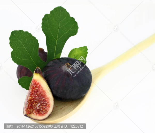在木勺子里的新鮮無花果
