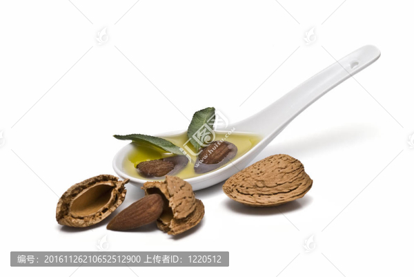 杏仁和一勺油。