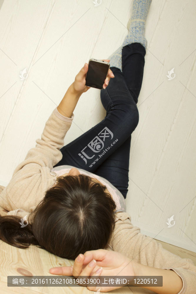 年輕女子躺在地板上的房子
