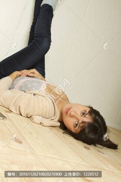年輕女子躺在地板上的房子