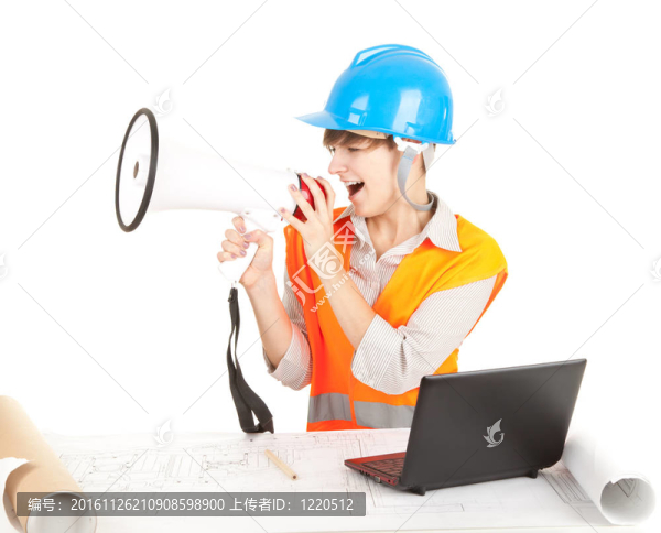 隨著筆記本電腦的女建筑師工程師；圖紙和擴(kuò)音器；工作