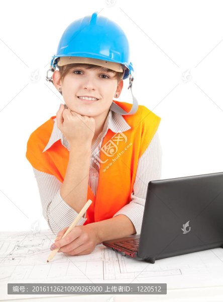 女建筑師與筆記本電腦和藍圖工作