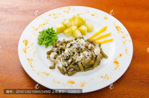 盤子里的綠豆沙拉
