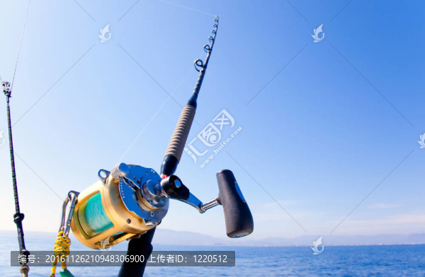 漁船曳海洋金色卷軸