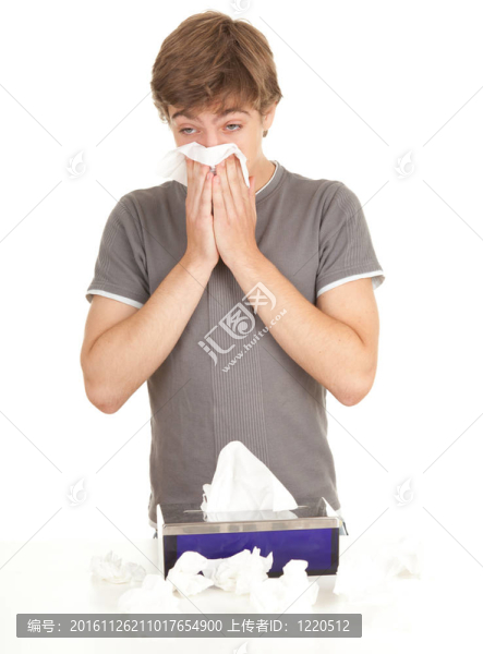 生病的年輕人用鼻子擤鼻子；系列