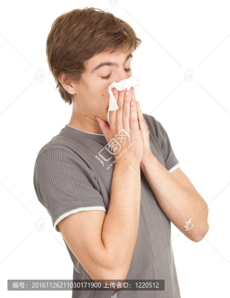 生病的年輕人用鼻子擤鼻子；系列