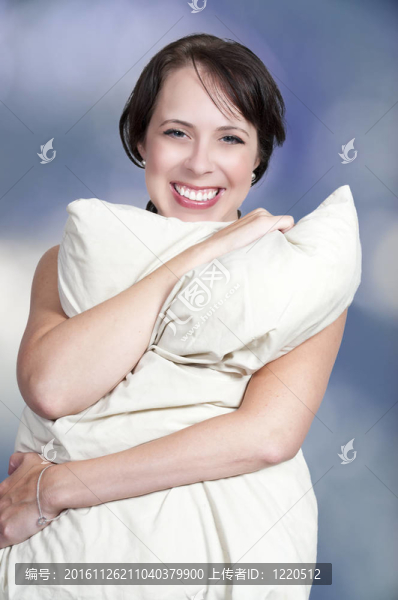 女人抱著Pillow