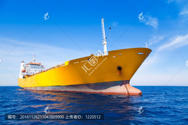 藍(lán)色海洋中的錨貨黃船