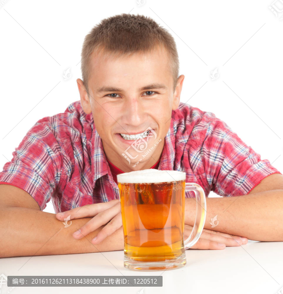 微笑的年輕英俊的男子與啤酒；白色背景