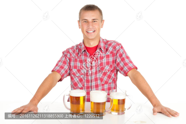 年輕人把啤酒杯；白色的背景