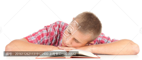 疲倦的男學(xué)生，書本倚在桌子上；白色背景
