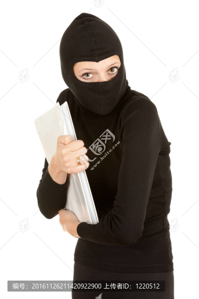 女小偷在黑色的衣服和帽子偷文件