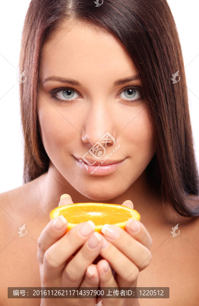 美麗的女人用橙色的手