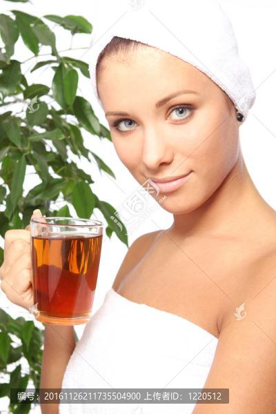 年輕女子用一杯熱茶