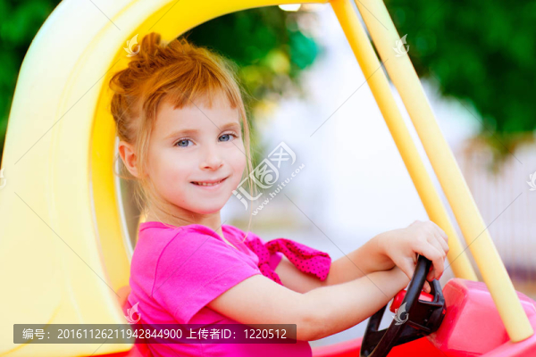 金發(fā)女孩駕駛玩具車