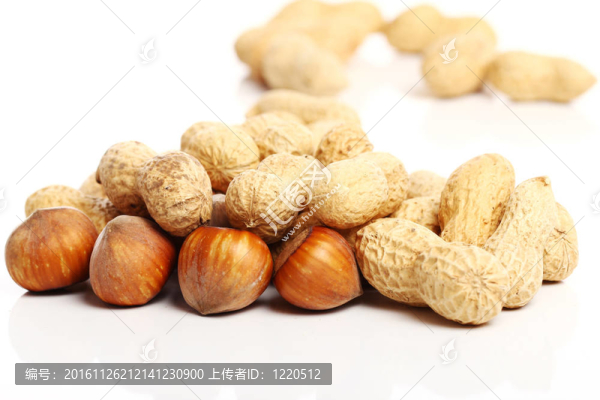 關(guān)閉了新鮮的榛子、花生