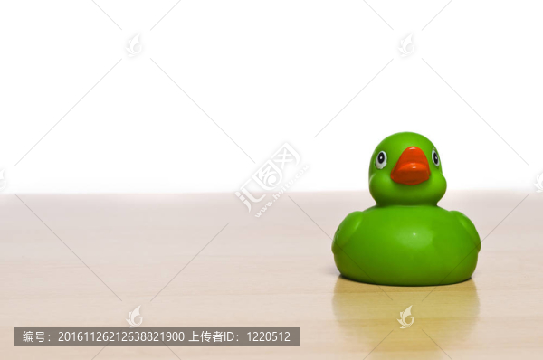 鴨子在一張白色的桌子上