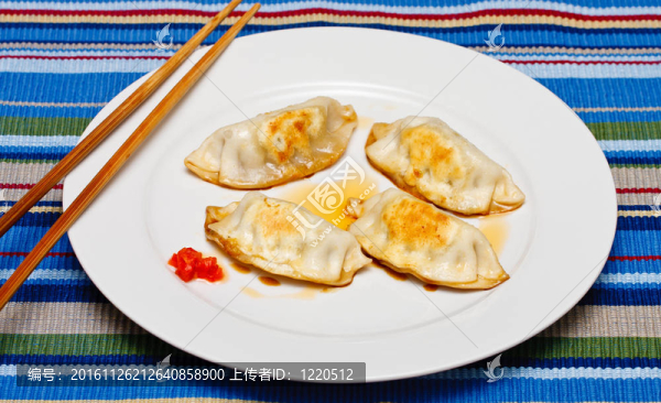 金黃色的鍋貼在白色板