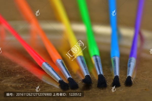 帶有反射的彩虹漆
