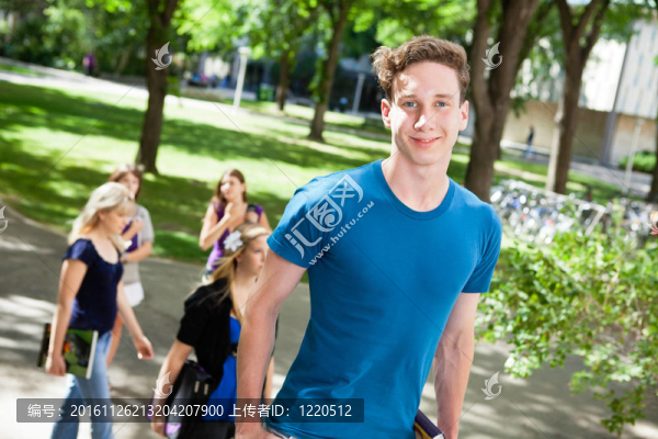 男大學校園