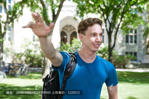 微笑的大學(xué)生揮手
