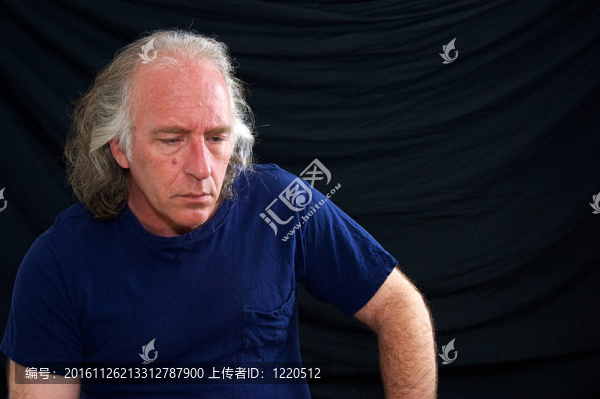 男人低頭看臉上嚴肅表情