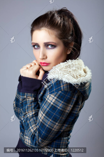 美麗的悲傷女孩在牛仔皮夾克肖像
