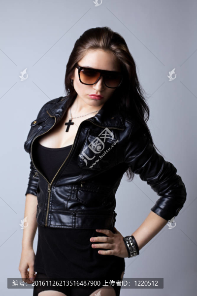 美麗性感的女人在搖滾皮夾克